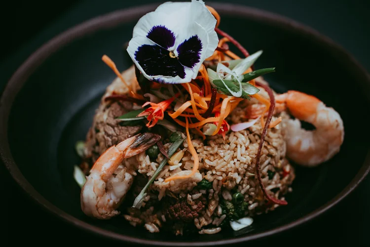 Preparation culinaire asiatique au wok - restaurant Tremblant